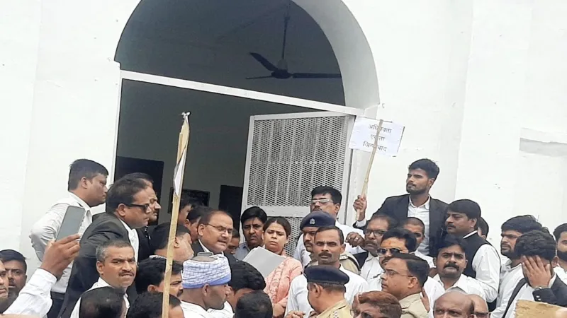 सुल्तानपुर अधिवक्ता हत्याकांड : मुख्य अभियुक्त की गिरफ्तारी न होने से गुस्से में वकील