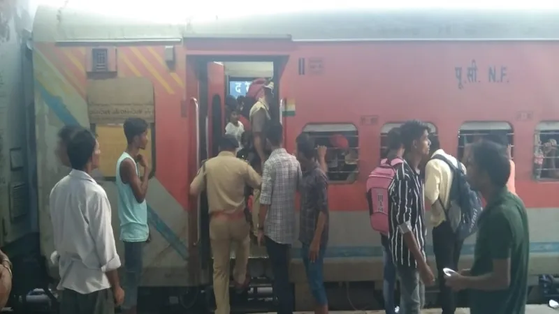 मदुरै घटना से रेलवे विभाग सतर्क, प्रयागराज में चलाया अभियान
