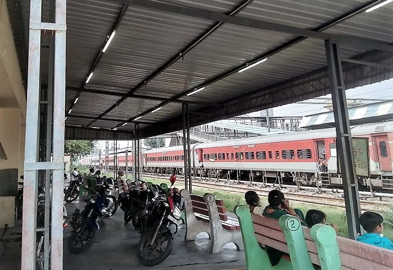 मुरादाबाद : रेलवे सेकेंड एंट्री गेट पर यात्री पीने के पानी को मोहताज, शौचालय में भी लटका ताला