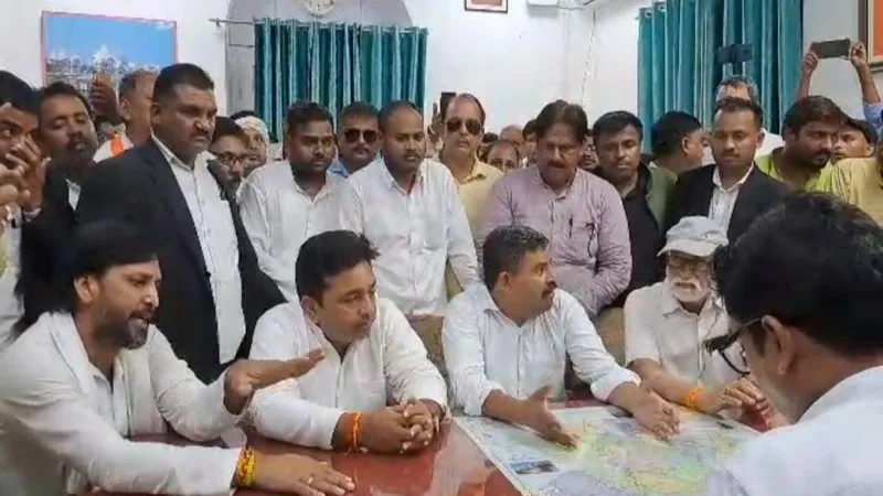 DC छात्रावास मामले में प्रियंका गांधी की गठित टीम पहुंची डीएम से मिलने, सौंपा ज्ञापन