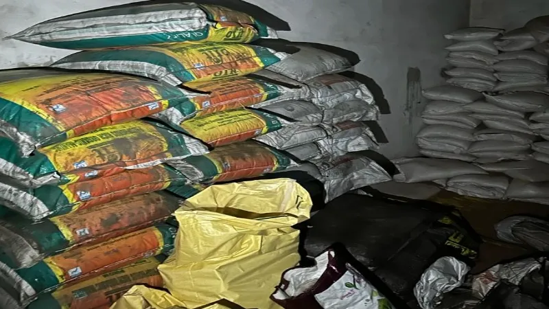 लखनऊ : गोदाम पर बन रही थी नकली उर्वरक, ताला तोड़ की जब्त 