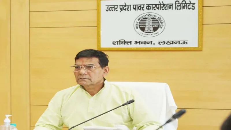 लखनऊ : ऊर्जा मंत्री ने बिजली उपभोक्ताओं के हित में काम करने के दिए निर्देश 