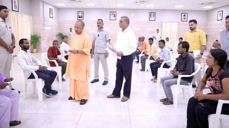 लखनऊ : CM योगी ने 'जनता दर्शन' में सुनीं जनसमस्याएं, अधिकारियों को दिए निर्देश 