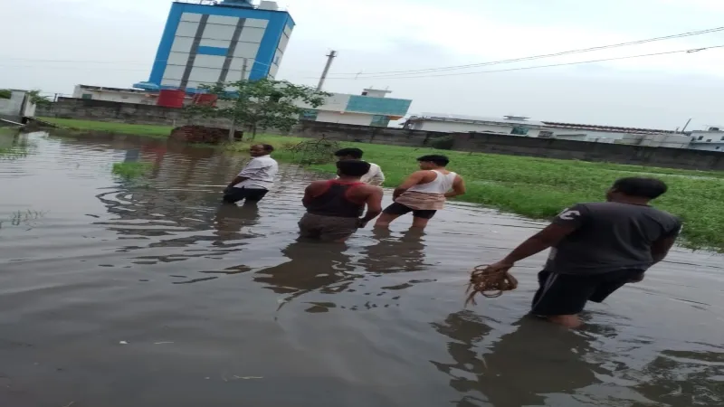 बाराबंकी Video - डीएम अंकल घर तक जलभराव, कैसे जाएं स्कूल