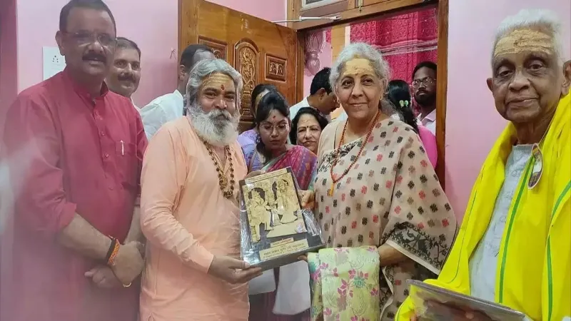 वाराणसी पहुंची वित्तमंत्री निर्मला सीतारमण, काशी विश्वनाथ और अन्नपूर्णा मंदिर में किया दर्शन -पूजन 