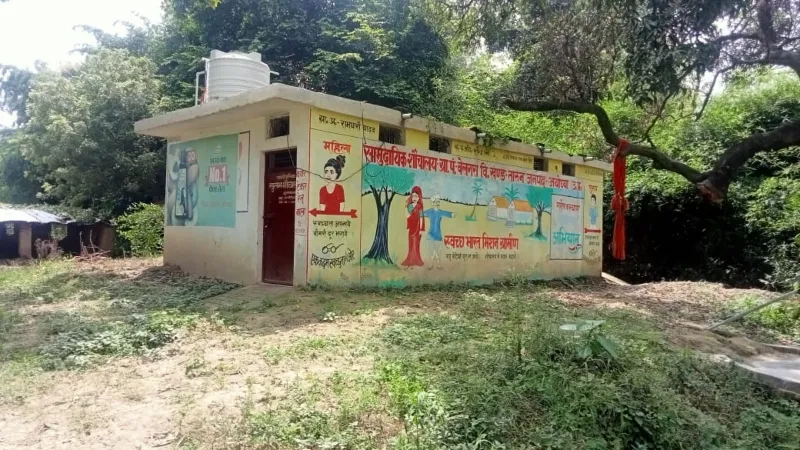 अयोध्या : देखरेख के अभाव में बदहाल हैं कई सामुदायिक शौचालय, लटक रहा ताला