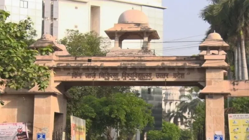 लखनऊ : केजीएमयू में इलाज के लिए दो दिन बच्चे को लेकर भटकते रहे परिजन