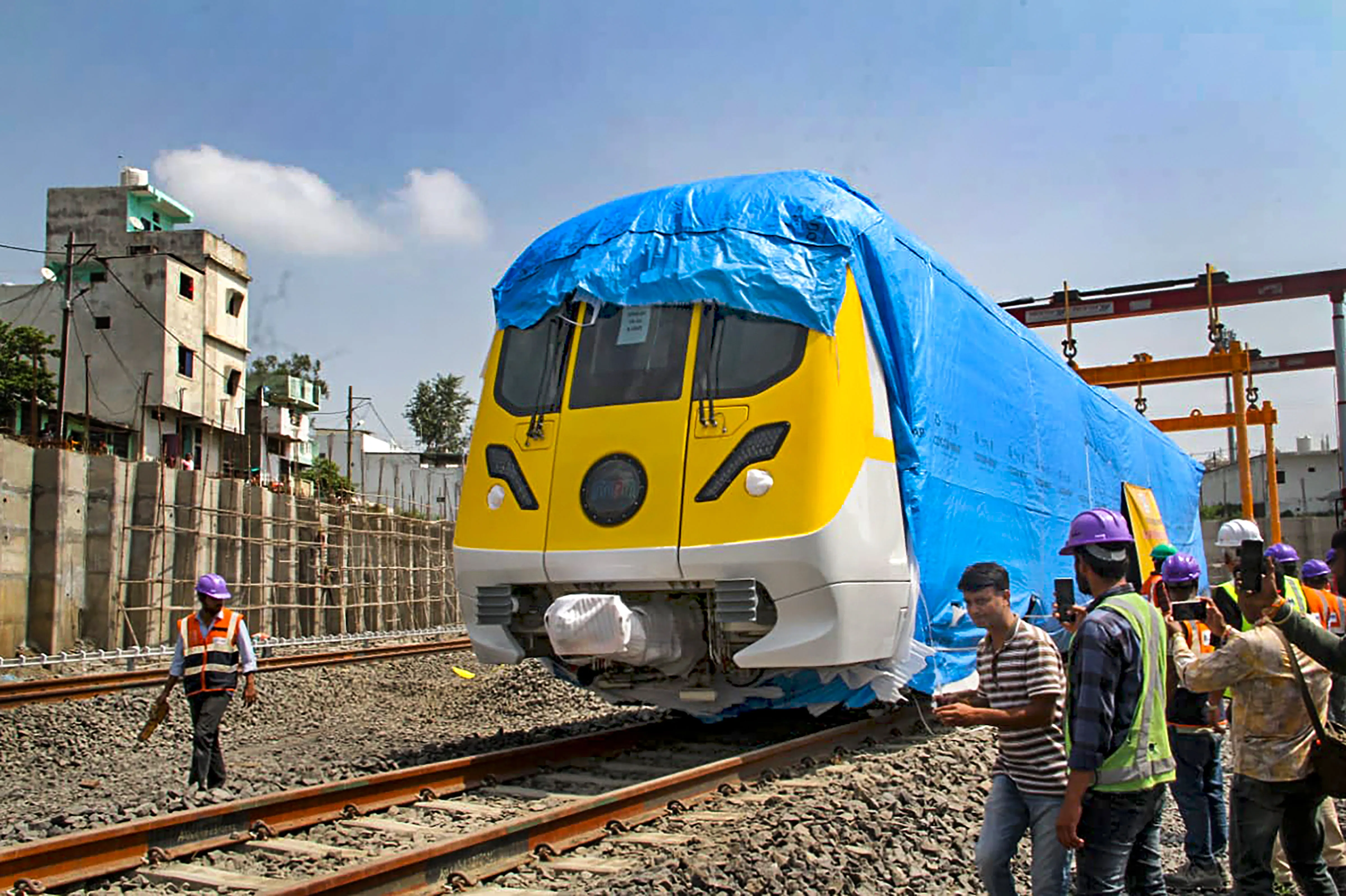 मध्यप्रदेश : मेट्रो रेल के तीन डिब्बे इंदौर पहुंचे, सितंबर में प्रायोगिक परीक्षण प्रस्तावित 