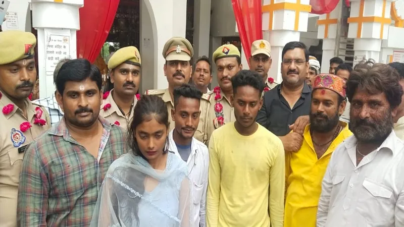 प्रतापगढ़ : गंगा नदी में पलटी जुगाड़ वाली स्टीमर, पुलिस जवानों ने बचाई श्रद्धालुओं की जान