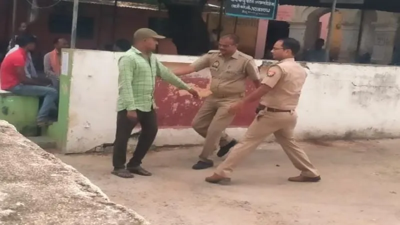 जालौन : पुलिस खोजती रही, फरार इनामी अभियुक्त ने किया सरेंडर 