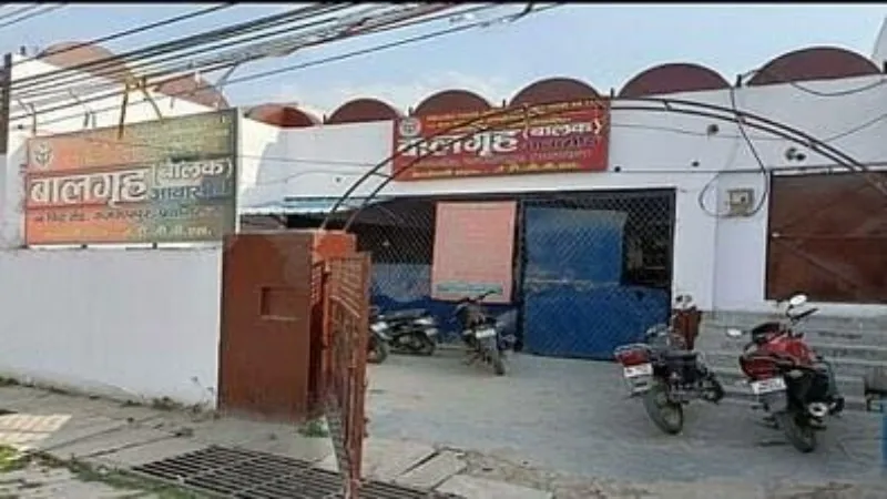 प्रयागराज : अतीक के नाबालिग बेटों का हालचाल जानने पहुंची दिल्ली की टीम