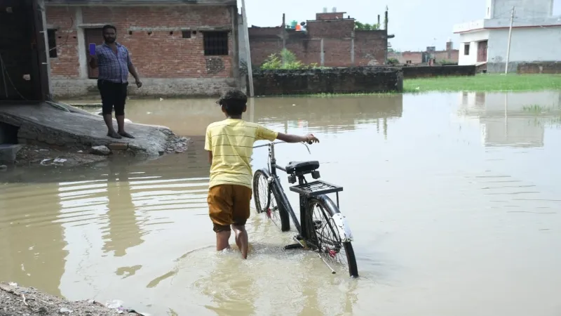 लखनऊ : बारिश से शहर के कई क्षेत्रों में जलभराव, आवागमन बना मुसीबत