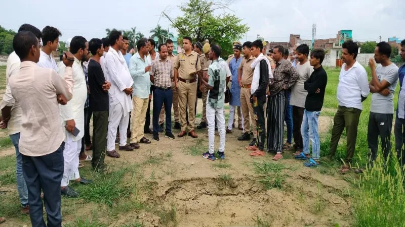 प्रतापगढ़ : महिला का शव निकालने पहुंचे अधिकारी,कब्र की नहीं हो सकी पहचान