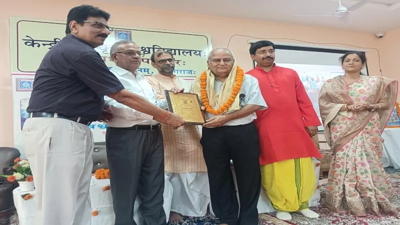 प्रयागराज : चिकित्सकों को चरक चिकित्सा सम्मान से किया अलंकृत 