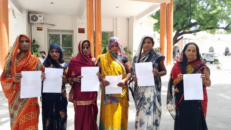 बहराइच : बिना नोटिस रसोइयों को किया कार्यमुक्त, महिलाओं ने DM से की शिकायत  