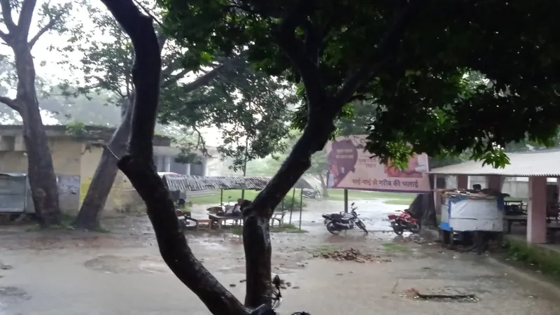 Ayodhya Rain : झूम के बरस रहे हैं बादल, उमस भरी गर्मी से मिली राहत  