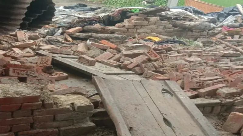 बारिश से बाराबंकी में हादसा, दीवार सहित छप्पर गिरने से ननद-भाभी घायल