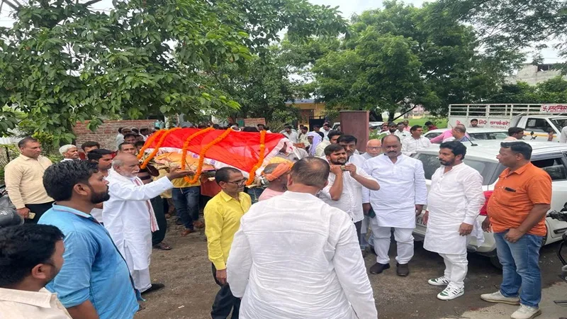 संत कबीर नगर : पत्रकार हेमंत यादव की शवयात्रा में शामिल हुए जिले के दिग्गज राजनीतिज्ञ और पत्रकार