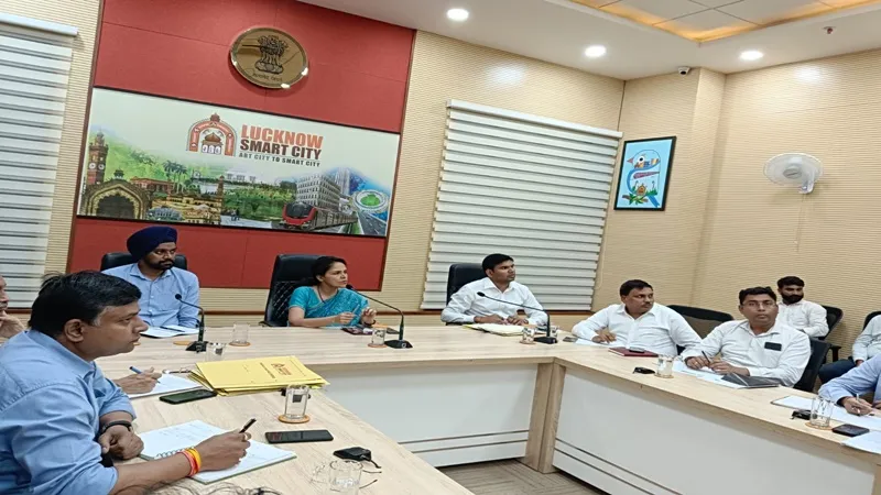 लखनऊ : खामियों को देखते हुए लोक निर्माण विभाग और बिजली विभाग के अधिकारियों को मंडलायुक्त ने लगाई फटकार