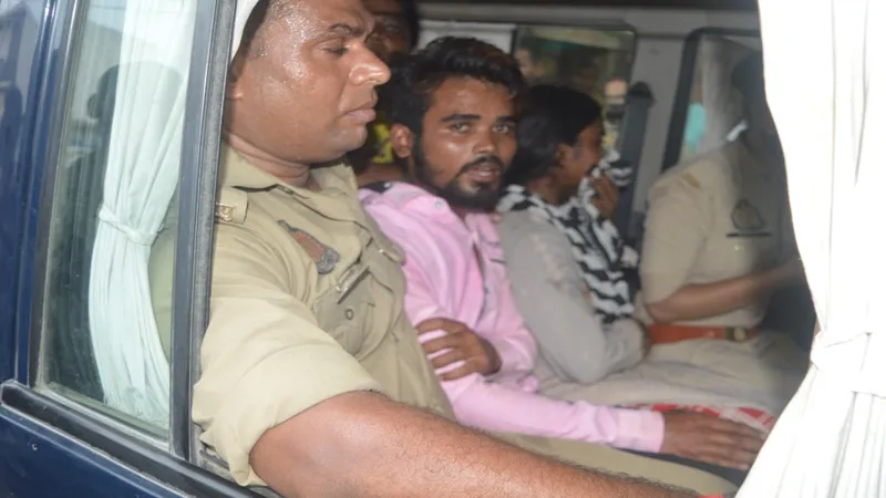 अयोध्या : अभिरक्षा से भागे युवक को पुलिस ने दबोचा, मां बेटे ने अस्पताल में किया हंगामा