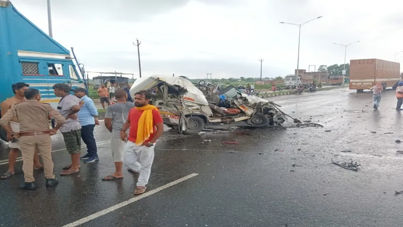 Prayagraj Accident : ट्रक और प्राइवेट एंबुलेंस की आमने-सामने टक्कर में ड्राइवर की मौत
