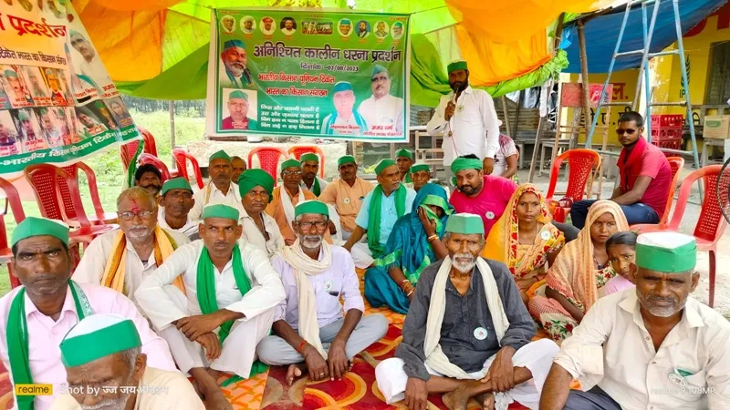 बहराइच: किसानों का अनिश्चितकालीन धरना दूसरे दिन भी जारी, बोले निराकरण न होने तक चलेगा धरना