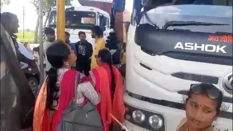 फतेहपुर : जिन्दपुर टोल प्लाजा के खिलाफ गुलाबी गैंग की महिलाओं का फूटा गुस्सा, सैकड़ो वाहन फ्री में ही निकलवाये