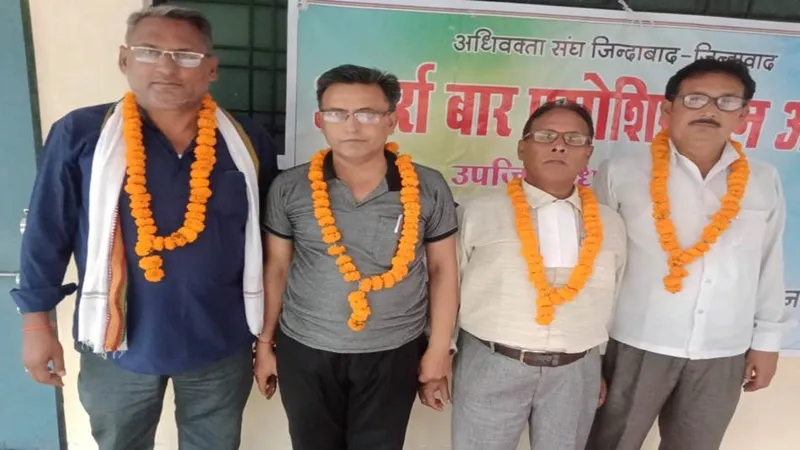 बांदा : छठवें दिन भी जारी रही अधिवक्ताओं की कलमबंद हड़ताल