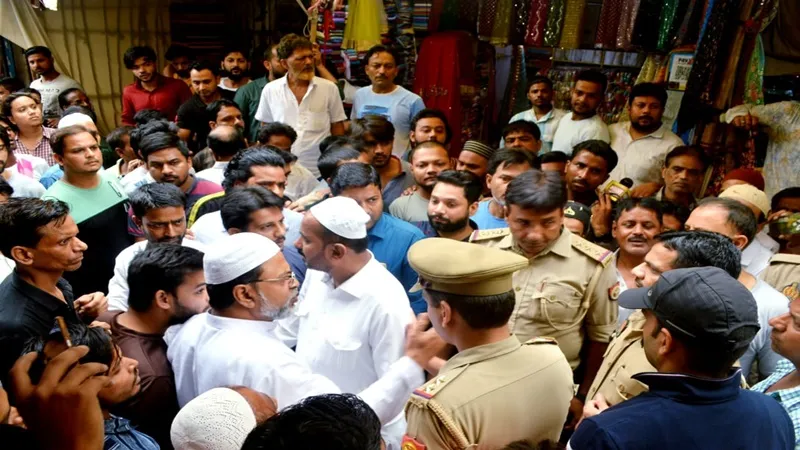 कानपुर : सड़क पर बाइक खड़ी करने पर थाना प्रभारी ने शिक्षक को जड़ा थप्पड़