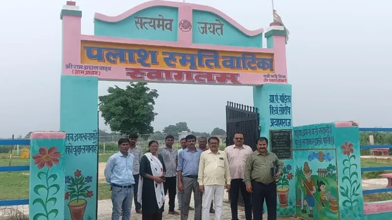 प्रयागराज : खंड विकास अधिकारी सोराव ने अमृत वाटिका का किया औचक निरीक्षण