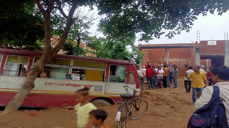 हरदोई : 40 सवारियों को लेकर खाई में उतरी रोडवेज बस, बेनीगंज कोतवाली के शाहबादपुर के पास हुआ ये बड़ा हादसा