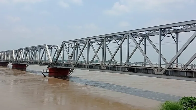 बहराइच : जरवल रोड स्थित घाघरा नदी का जलस्तर पहुंचा 27 सेंटीमीटर से ऊपर