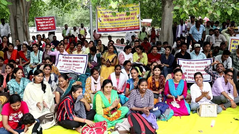 लखनऊ: 69000 शिक्षक भर्ती में एक अंक विवाद को लेकर 14वें दिन भी धरना जारी, नियुक्ति की लगाई गुहार