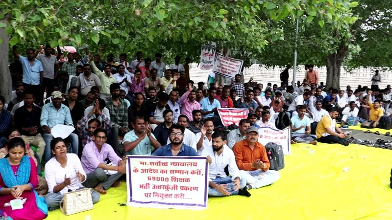 69000 शिक्षक भर्ती में एक अंक विवाद को लेकर 14वें दिन भी धरना जारी (4)