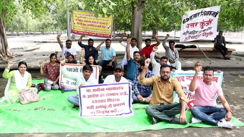 69000 शिक्षक भर्ती: SC आदेश के बाद भी नहीं मिली नियुक्ति, लखनऊ में धरना देने पर मजबूर हुए सैकड़ों अभ्यर्थी