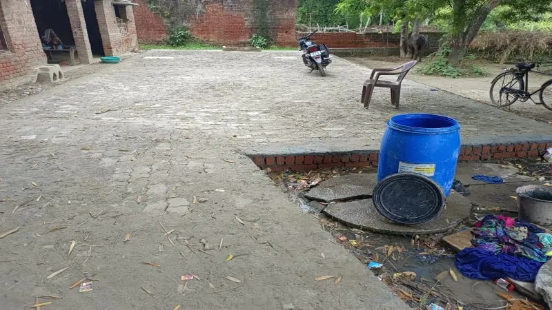 अमेठी : सड़क निर्माण में भ्रष्टाचार का आरोप, इंटरलाकिंग में हो रही जमकर धांधली
