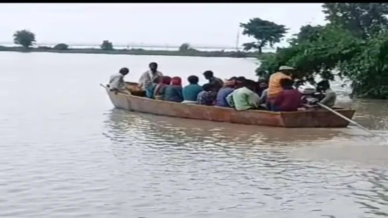 Ayodhya Flood : बाढ़ के कहर से घिरी पूराबाजार की 7 हजार आबादी, परिवारों का पलायन शुरू