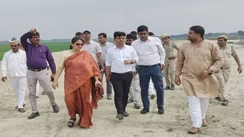 बस्ती : झील की कम खुदाई और बंधे की गुणवत्ता देख डीएम हुईं नाराज, अधिकारियों को दिए निर्देश