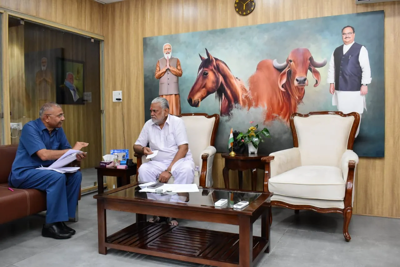 बरेली: आईवीआरआई निदेशक ने केंद्रीय मंत्री के सामने रखे 366 करोड़ के प्रस्ताव