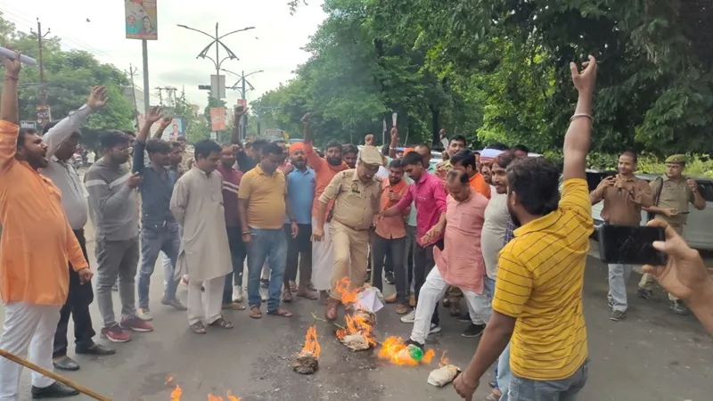 बाराबंकी : मेवात में हिंदुओं पर हुए आत्मघाती हमले के विरोध में विहिप व बजरंग दल कार्यकर्ताओं में उबाल