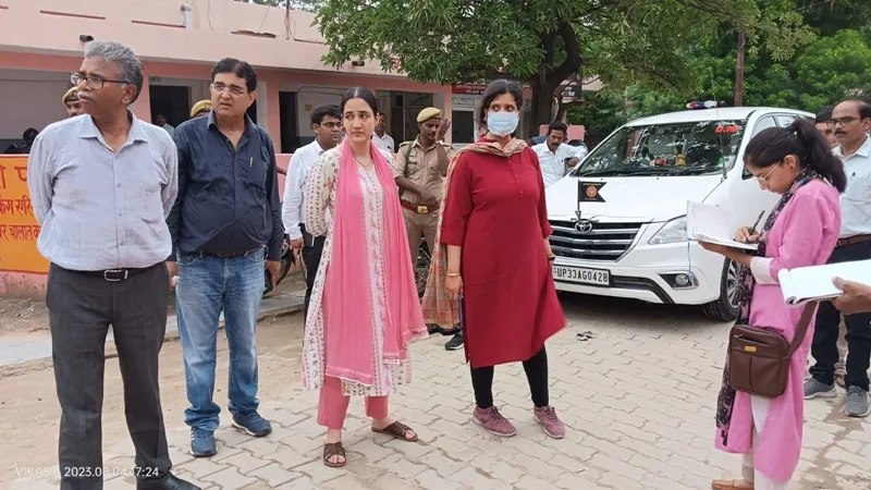 रायबरेली : डीएम ने आदर्श जिला दिव्यांग पुनर्वास केंद्र और रैन बसेरे का किया निरीक्षण