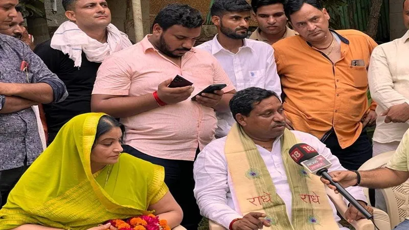 इटावा : सांसद की सजा पर रोक के फैसले से भाजपाई खुश, एक दूसरे को मिठाई खिलाकर कर रहे खुशी का इजहार