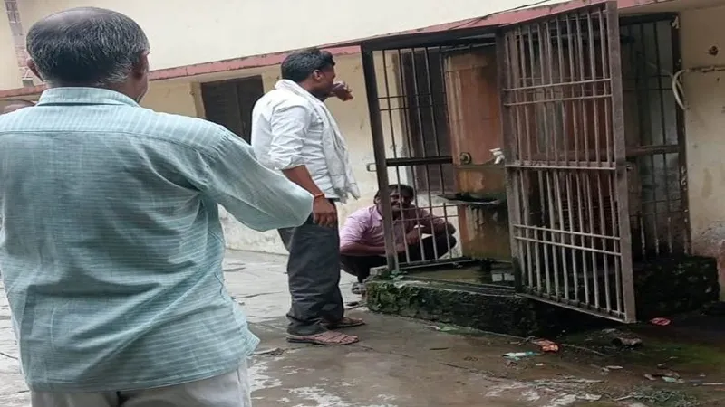 बाराबंकी : बनीकोडर ब्लॉक कार्यालय बना शराबियों का अड्डा