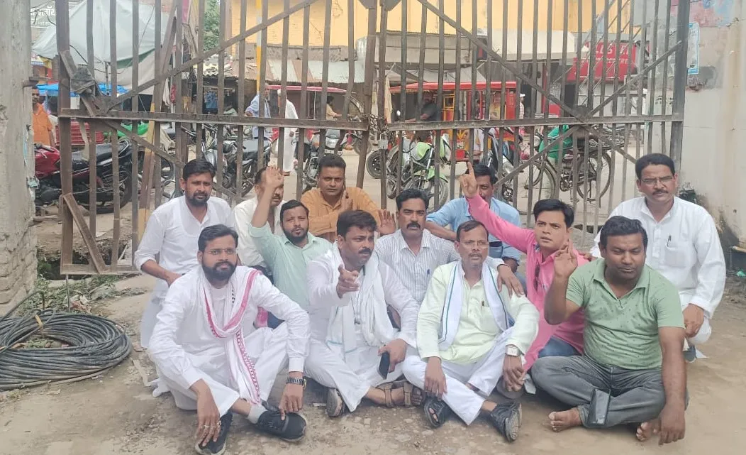 शाहजहांपुर: गोदाम में ताला लगाकर पार्षदों ने कर्मचारियों को बंधक बनाया