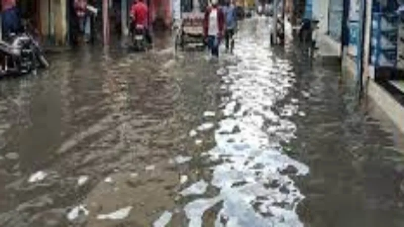गोरखपुर में बारिश से सड़कें बनीं तालाब, बंद रहे कई बाजार 