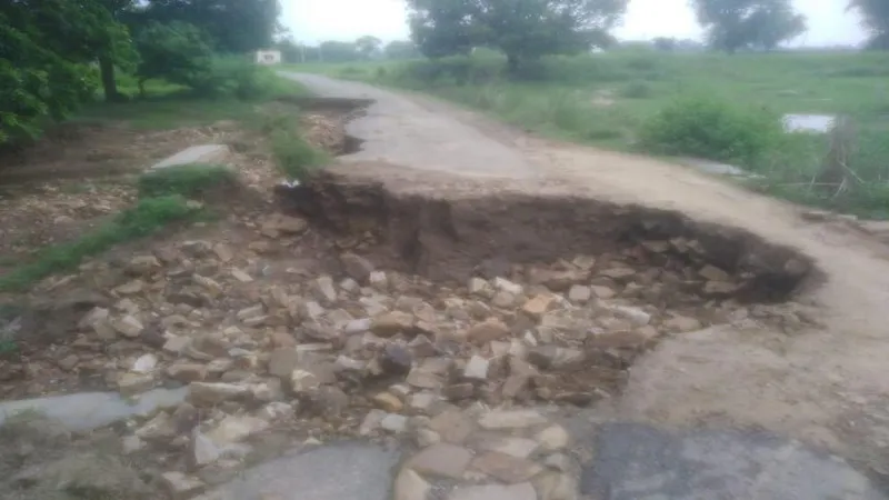 प्रयागराज : 28 साल बाद बनी सड़क की पुलिया बही, रास्ता बंद