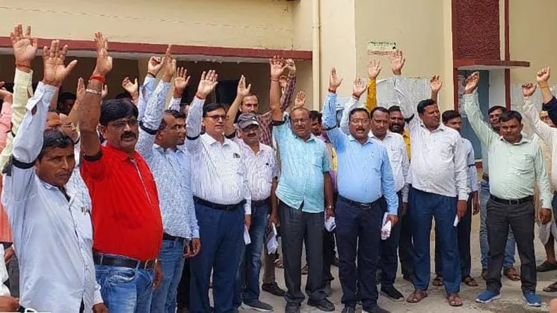 प्रतापगढ़ : बिहार बीडीओ के खिलाफ सभी ब्लाकों में सामूहिक प्रदर्शन