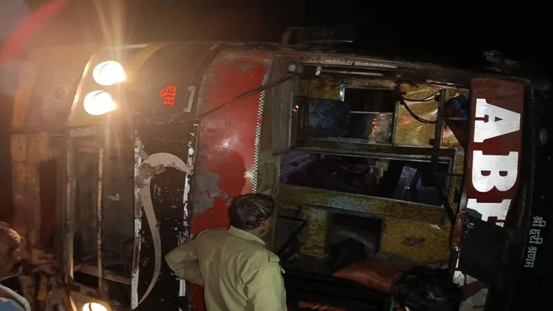 फर्रुखाबाद : दिल्ली जा रही डबल डेकर बस पलटी, 25 यात्री घायल, एक की मौत