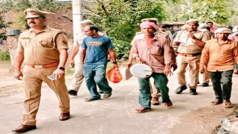 गोंडा : जिला बदर अपराधी को थाने की सीमा से किया बाहर