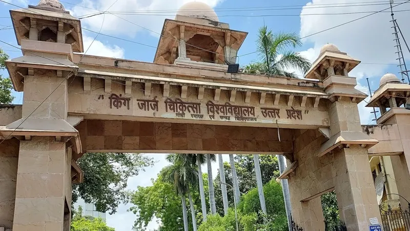 लखनऊ : केजीएमयू में हादसा, चौथी मंजिल से गिरी बच्ची, हालत गंभीर